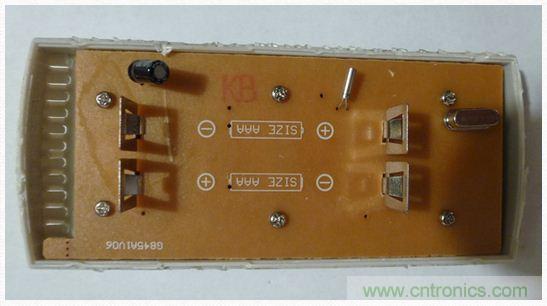 圖4：移開電池后的PCB同一面。